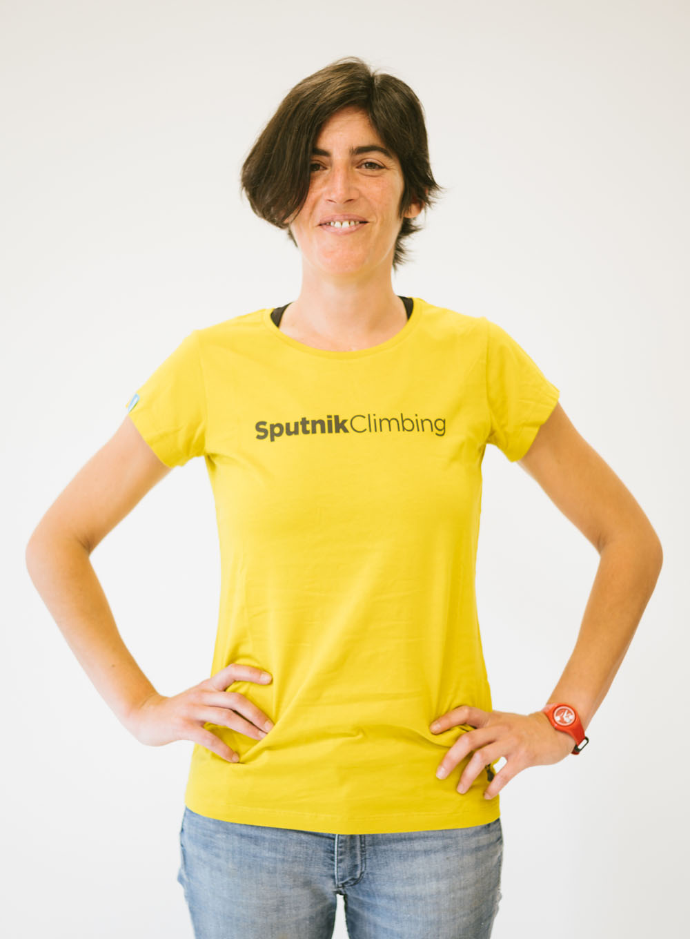 Ana con camiseta de chica color oro Sputnik