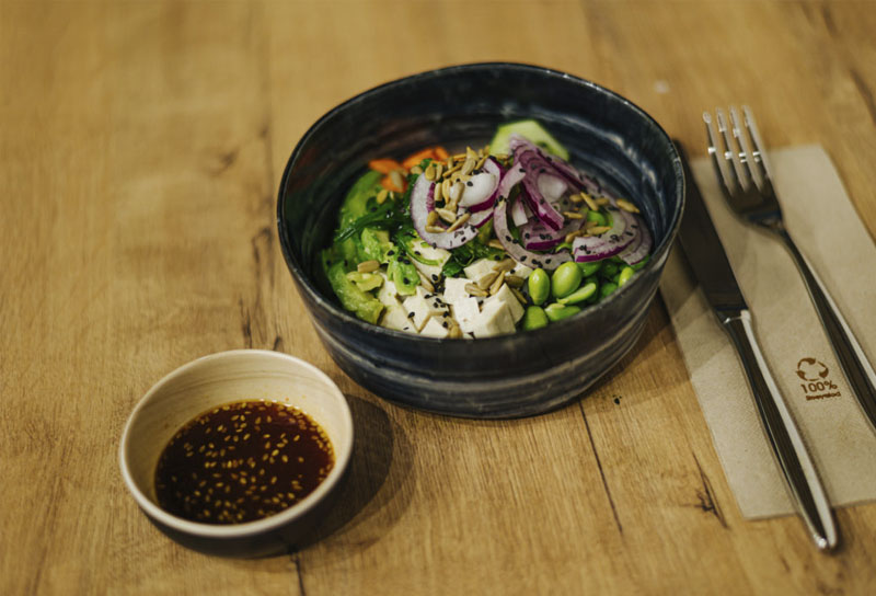Poke vegano de tofu marinado